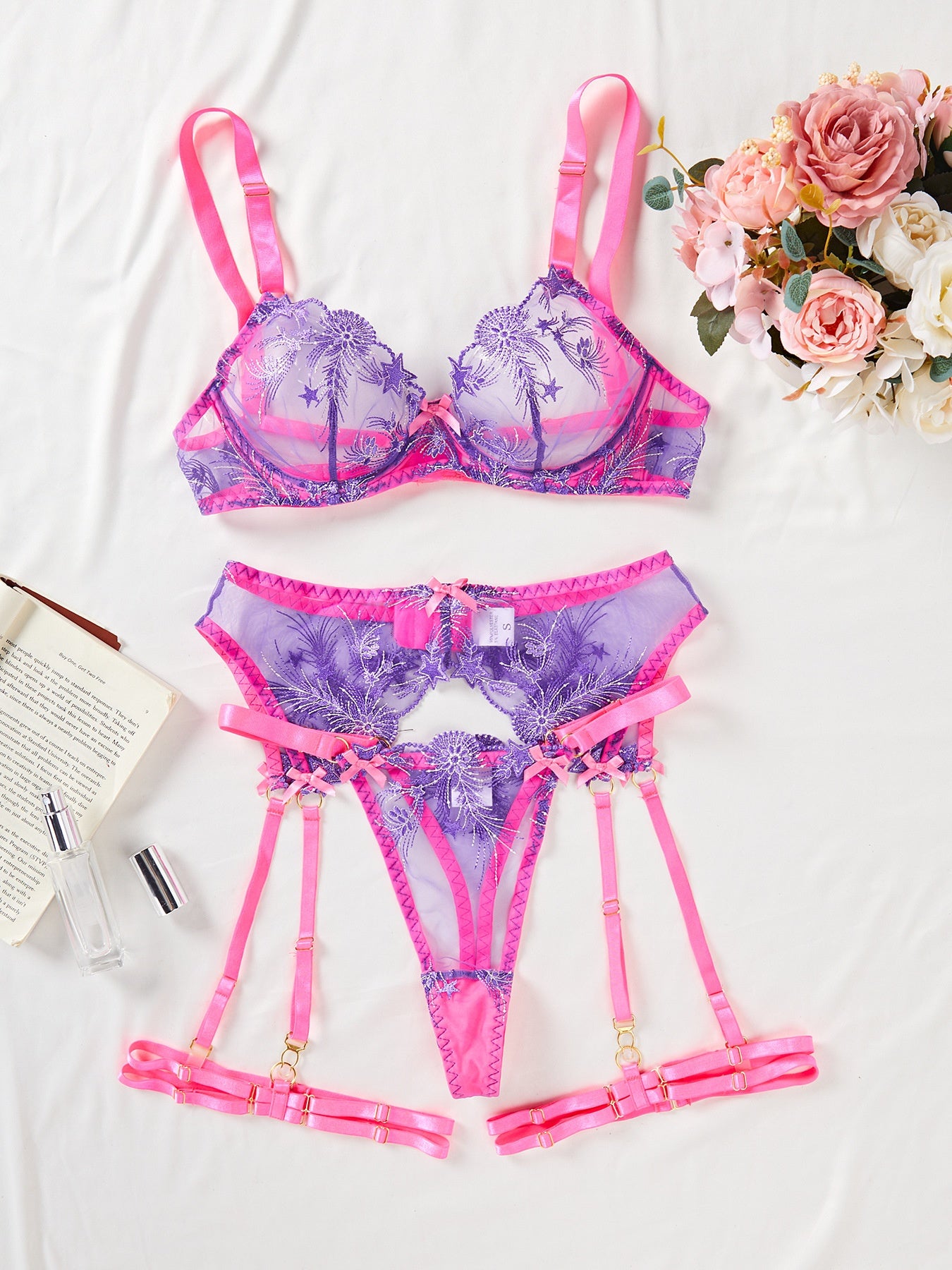 Low cut bra set with steel rims gathered for fashionable color blocking and fun lingerie underwear four piece set